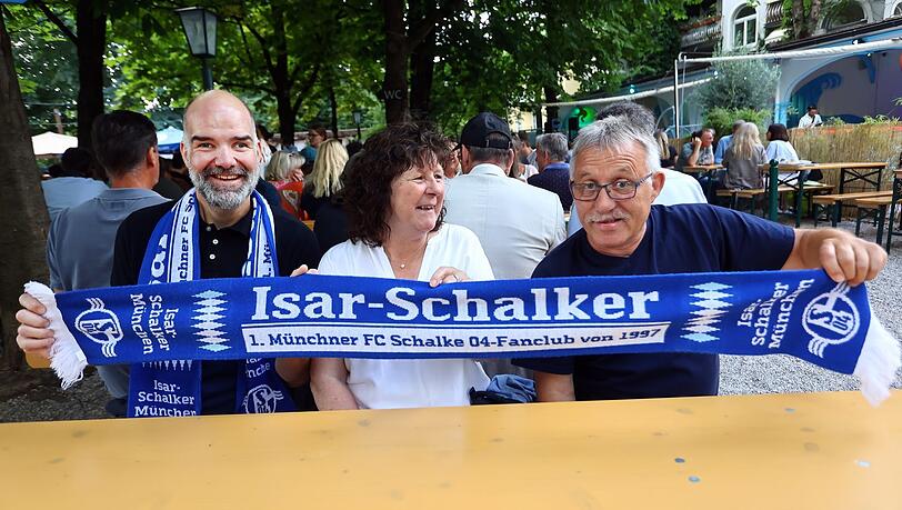 Enthusiastisch im Hofbräukeller (v.l.): Guido Ungruhe, Martina und Jürgen Beierle. Enthusiastisch im Hofbräukeller (v.l.): Guido Ungruhe, Martina und Jürgen Beierle.