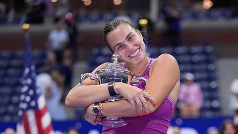 Aryna Sabalenka feiert ihren ersten Sieg bei den US Open.