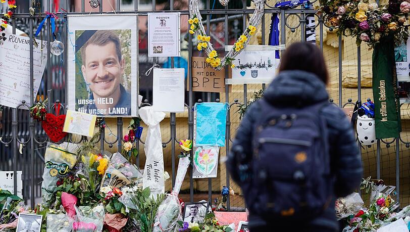 Die Bundesanwaltschaft wirft dem Täter Mord, versuchten Mord und gefährliche Körperverletzung vor.