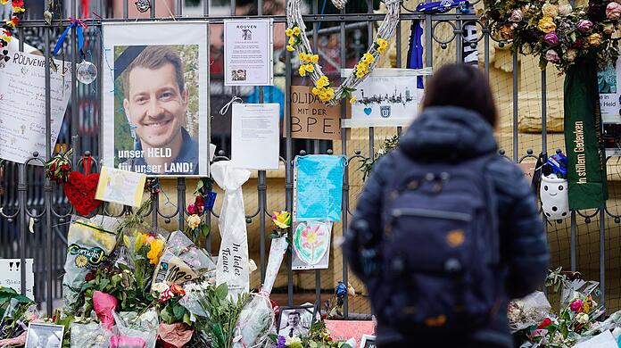 Die Bundesanwaltschaft wirft dem Täter Mord, versuchten Mord und gefährliche Körperverletzung vor.