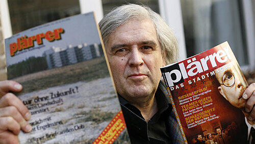 Plärrer-Chefredakteur Jochen Schmoldt mit der ersten und der jüngsten Ausgabe seines „Plärrer“. Plärrer-Chefredakteur Jochen Schmoldt mit der ersten und der jüngsten Ausgabe seines „Plärrer“.