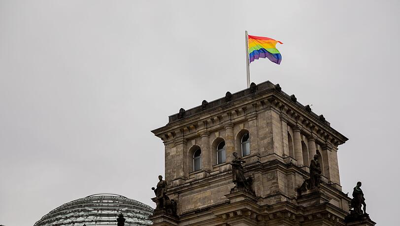 Wann weht die Regenbogenflagge &uuml;ber dem Bundestag? An dieser Frage entz&uuml;ndete sich 2025 ein politischer Streit. (Symbolbild)