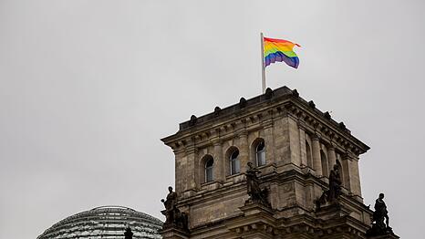 Wann weht die Regenbogenflagge &uuml;ber dem Bundestag? An dieser Frage entz&uuml;ndete sich 2025 ein politischer Streit. (Symbolbild)