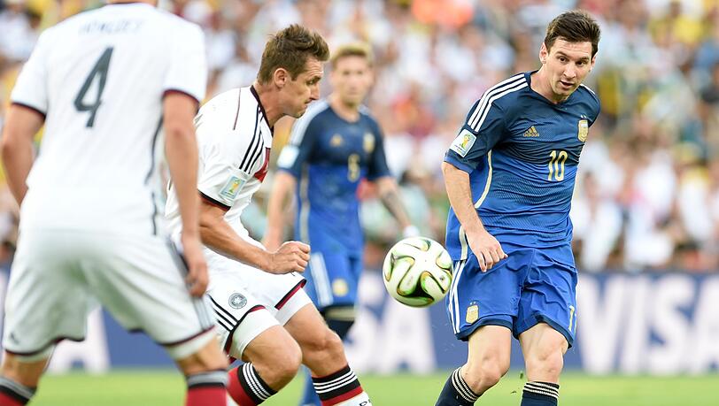 Seltenes Duell im WM-Finale 2014: Lionel Messi (r) und Miroslav Klose. (Archivbild)