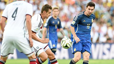 Seltenes Duell im WM-Finale 2014: Lionel Messi (r) und Miroslav Klose. (Archivbild)