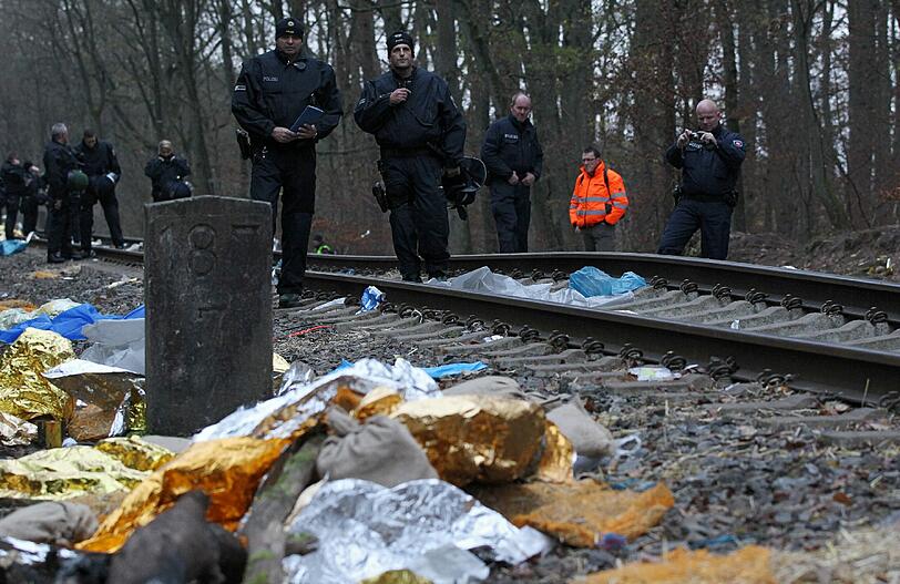 Atomkraftgegner haben sich an die Bahngleise der Castor-Transportstrecke angekettet. Die Bilder vom Polizeieinsatz.