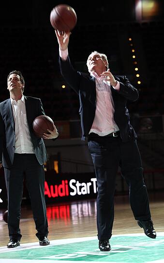 In der Sport-Personality-Show AUDI Star Talk hat Uli Hoeneß nicht nur über die Zukunft des FC Bayern und das Titel-Duell mit Borussia Dortmund gesprochen, sondern auch zum Basketball gegriffen: Mit seinem Sieg im "Charity-Shootout"-Freiwurf-Duell gegen Moderator Klaus Gronewald "erwarf" er 5000 Euro für die ?Dominik Brunner Stiftung'.