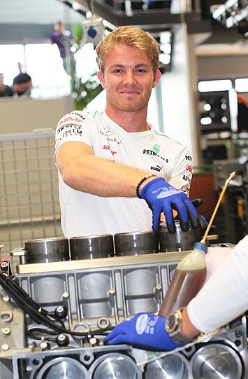 Die Formel 1-Stars auf neuen Wegen: Michael Schumacher und Nico Rosberg stellten ihre Fähigkeiten als Motoren-Monteure unter Beweis - im Mercedes AMG-Werk! Die Bilder.