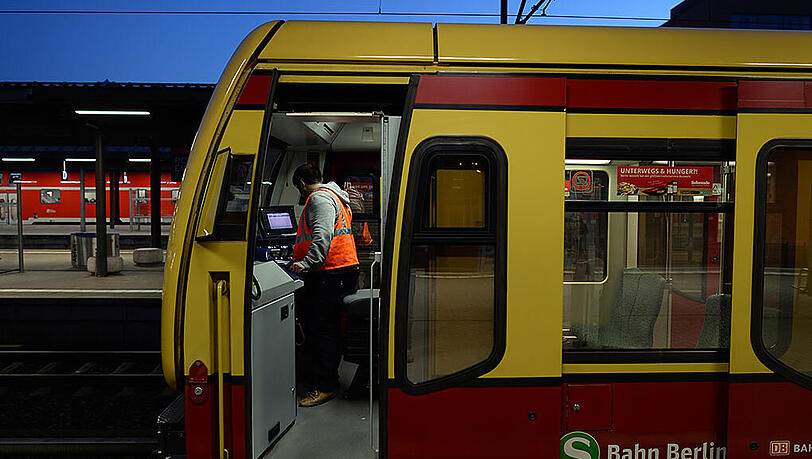 Drama bei der S-Bahn Berlin: Ein junger S-Bahnsurfer ist ums Leben gekommen. (Symbolbild) Drama bei der S-Bahn Berlin: Ein junger S-Bahnsurfer ist ums Leben gekommen. (Symbolbild)