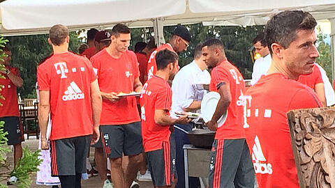 Entspannt am Tegernsee: Klubpräsident Uli Hoeneß lud den Tross des FC Bayern zum Grillabend ein.