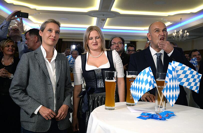 Verhaltene Freude in Mamming bei der AfD (v.l.): Bundestagsvorsitzende Alice Weidel, die stellvertretende Landesvorsitzende Katrin Ebner-Steiner und der Bundestagsabgeordnete Stephan Protschka beobachten die Wahlprognosen bei Weißbier.