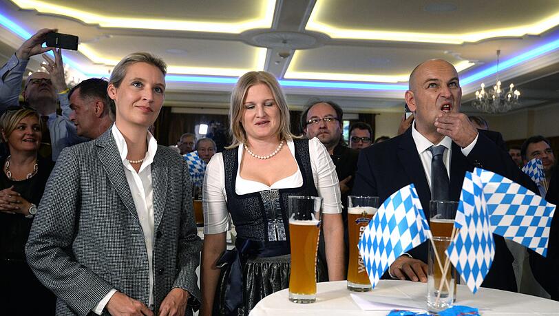 Verhaltene Freude in Mamming bei der AfD (v.l.): Bundestagsvorsitzende Alice Weidel, die stellvertretende Landesvorsitzende Katrin Ebner-Steiner und der Bundestagsabgeordnete Stephan Protschka beobachten die Wahlprognosen bei Weißbier. Verhaltene Freude in Mamming bei der AfD (v.l.): Bundestagsvorsitzende Alice Weidel, die stellvertretende Landesvorsitzende Katrin Ebner-Steiner und der Bundestagsabgeordnete Stephan Protschka beobachten die Wahlprognosen bei Weißbier.