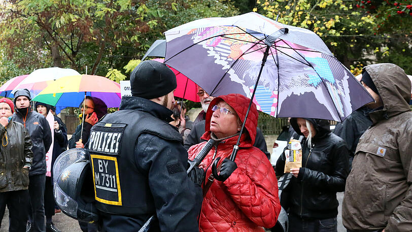 Die Bilder von der Pegida-Kundgebung in Neuhausen rund um den Rotkreuzplatz