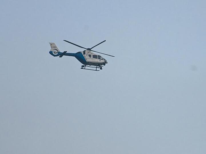 Ein Polizeihubschrauber am Himmel. Foto: Nicolas Armer/dpa/Archivbild