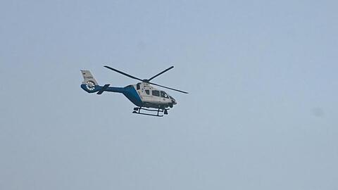 Ein Polizeihubschrauber am Himmel. Foto: Nicolas Armer/dpa/Archivbild