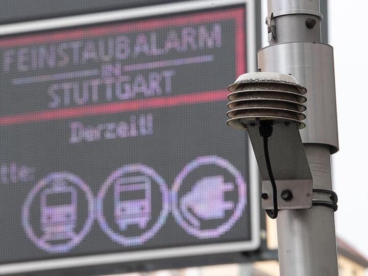 Um die Stickoxid-Grenzwerte ist ein Streit zwischen Bundesverkehrsminister Scheuer und der EU-Kommission entbrannt.