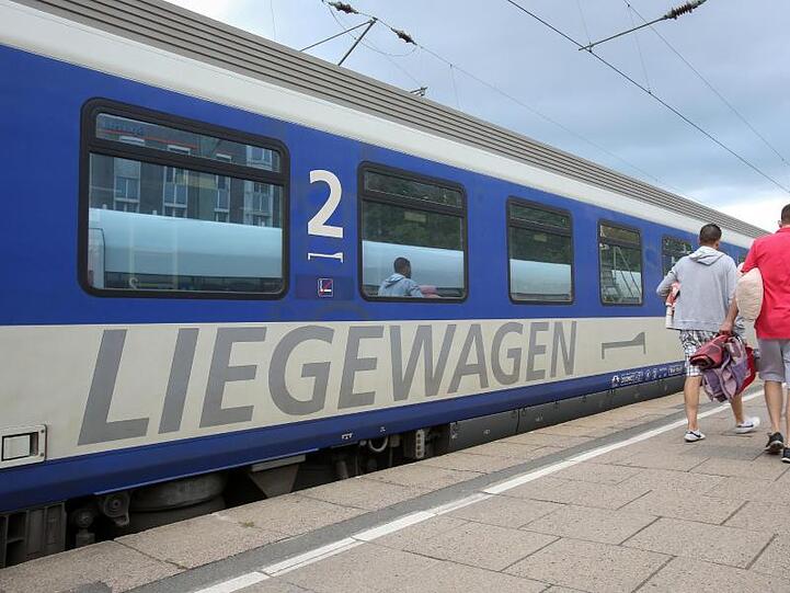 Ein Nachtzug der ÖBB (Österreichische Bundesbahnen) steht zur Abfahrt nach Wien im Bahnhof Altona bereit.
