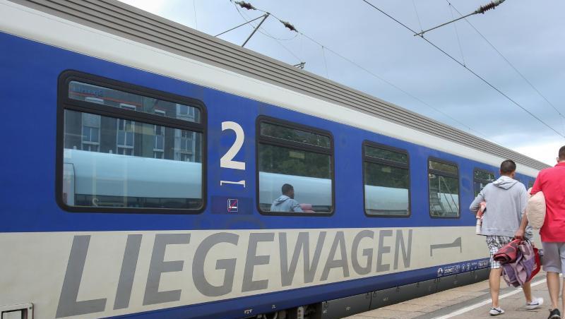 Ein Nachtzug der ÖBB (Österreichische Bundesbahnen) steht zur Abfahrt nach Wien im Bahnhof Altona bereit. Ein Nachtzug der ÖBB (Österreichische Bundesbahnen) steht zur Abfahrt nach Wien im Bahnhof Altona bereit.
