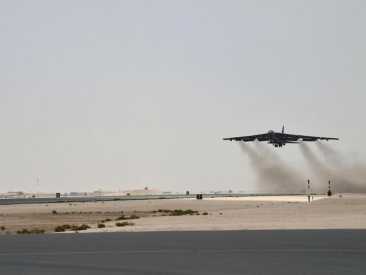Eine Boeing B-52H Stratofortress beim Start von der Al Udeid Air Base in Katar.