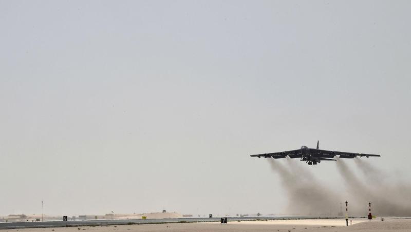 Eine Boeing B-52H Stratofortress beim Start von der Al Udeid Air Base in Katar. Eine Boeing B-52H Stratofortress beim Start von der Al Udeid Air Base in Katar.
