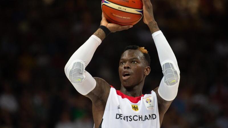 Deutschlands Dennis Schröder wirft auf den Korb. Deutschlands Dennis Schröder wirft auf den Korb.