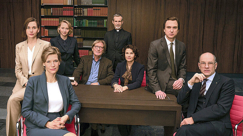 "Gott von Ferdinand von Schirach" (v.l.): Christiane Paul, Ina Weisse, Anna Maria Mühe, Matthias Habich, Ulrich Matthes, Barbara Auer, Lars Eidinger und Götz Schubert