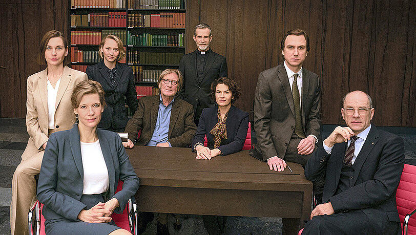 "Gott von Ferdinand von Schirach" (v.l.): Christiane Paul, Ina Weisse, Anna Maria Mühe, Matthias Habich, Ulrich Matthes, Barbara Auer, Lars Eidinger und Götz Schubert