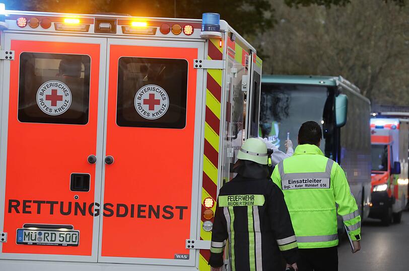 Wegen eines medizinischen Notfalls musste der Fahrer seinen mit rund 30 Kindern besetzten Schulbus anhalten - im Gegenverkehr kam es daher zu einem Auffahrunfall.