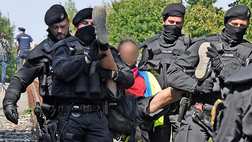 Vier Polizeibeamte mussten den Anti-IAA-Aktivisten von der Brücke tragen. Bereits am Dienstag hatte er sich von einer anderen Autobahnbrücke abgeseilt. Vier Polizeibeamte mussten den Anti-IAA-Aktivisten von der Brücke tragen. Bereits am Dienstag hatte er sich von einer anderen Autobahnbrücke abgeseilt.