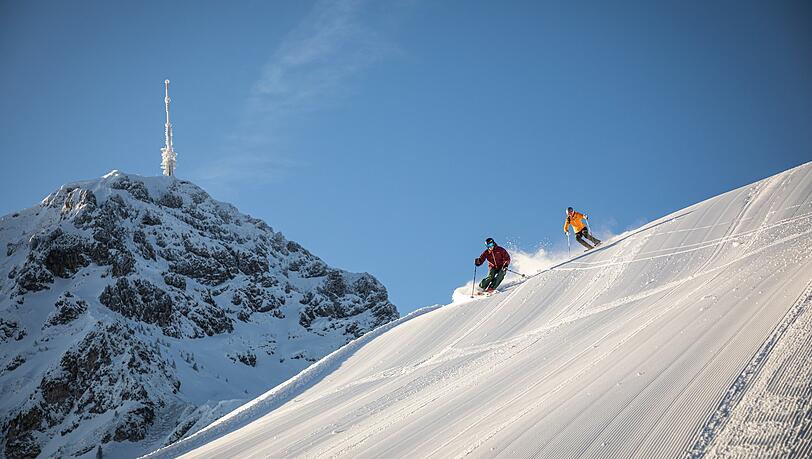 Skifahrer kommen in der Region St. Johann in Tirol auf ihre Kosten.