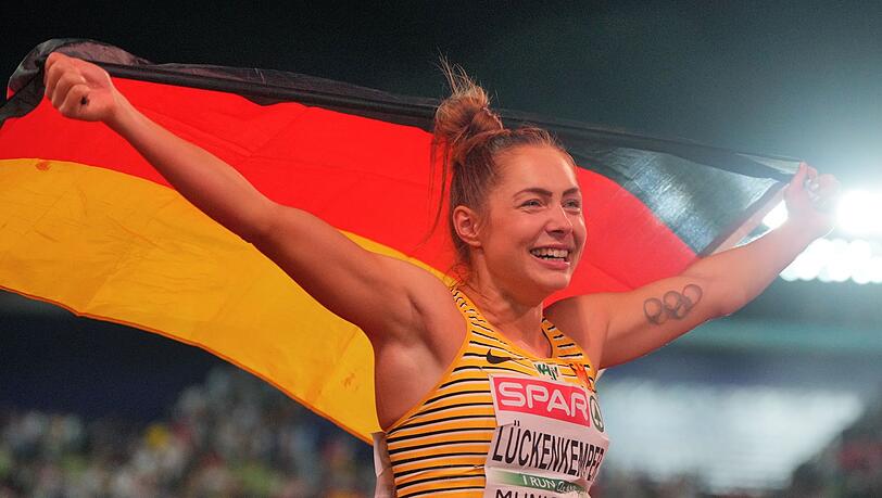 Erstplatzierte Gina Lückenkemper jubelt nach dem Wettkampf.