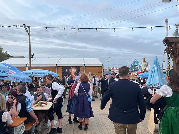 Auch auf der Oidn Wiesn ist es voll, in den Biergarten vom Herzkasperlzelt kommt momentan niemand mehr. Auch auf der Oidn Wiesn ist es voll, in den Biergarten vom Herzkasperlzelt kommt momentan niemand mehr.