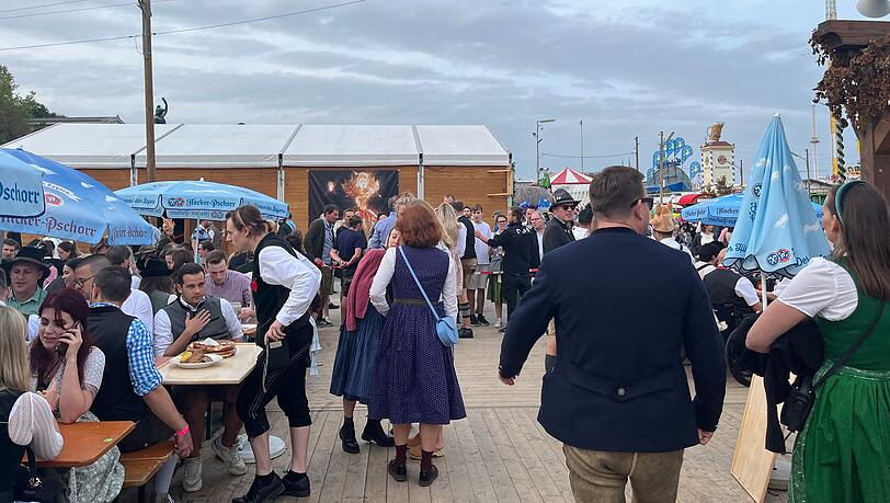 Auch auf der Oidn Wiesn ist es voll, in den Biergarten vom Herzkasperlzelt kommt momentan niemand mehr. Auch auf der Oidn Wiesn ist es voll, in den Biergarten vom Herzkasperlzelt kommt momentan niemand mehr.