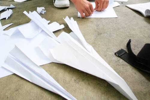 Kein Kinderspiel, sondern Luftfahrttechnik: Papierflieger