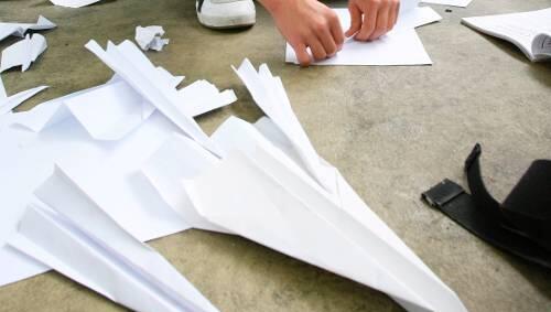 Kein Kinderspiel, sondern Luftfahrttechnik: Papierflieger Kein Kinderspiel, sondern Luftfahrttechnik: Papierflieger