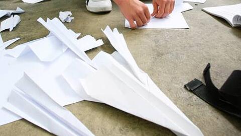 Kein Kinderspiel, sondern Luftfahrttechnik: Papierflieger