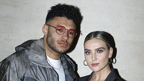 Fu&szlig;ballprofi Alex Oxlade-Chamberlain und S&auml;ngerin Perrie Edwards sind seit rund zehn Jahren ein Paar und bereits zweifache Eltern. Nun gaben sie sich das Jawort.