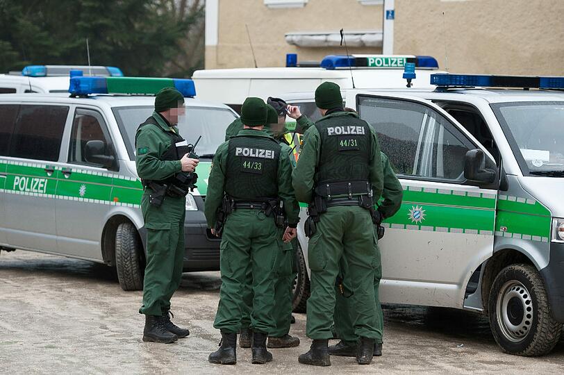 Wegen des Verdachts auf Waffen- und Drogenhandel haben 1500 Polizisten eine Razzia in niederbayerischen und oberpfälzischen Bauernhöfen durchgeführt. Sie stellten dutzende Waffen sicher.