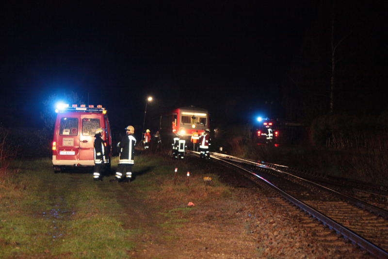 In Landkreis Altötting ist in der Nacht zum Donnerstag ein Unbekannter mit seinem Rad auf einem Bahnübergang vom Zug erfasst worden - die Person starb. Bilder vom Geschehen.