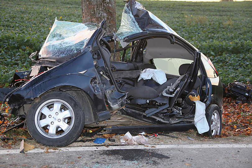 Horrorcrash im Landkreis Erding: Bei dem schweren Unfall kamen zwei Menschen ums Leben.
