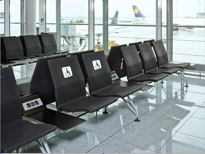 Die neuen Steckdosen-Sitze am Münchner Flughafen haben jetzt auch USB-Anschlüsse.