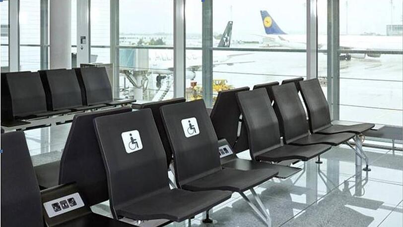 Die neuen Steckdosen-Sitze am Münchner Flughafen haben jetzt auch USB-Anschlüsse. Die neuen Steckdosen-Sitze am Münchner Flughafen haben jetzt auch USB-Anschlüsse.