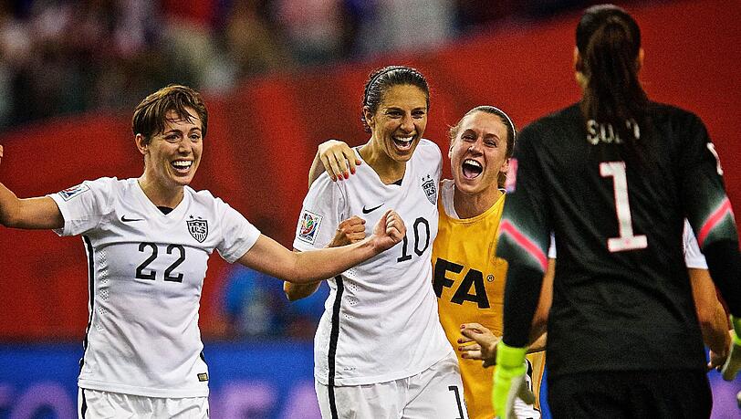 Meghan Klingenberg, Carl Lloyd, Torhüterin Hope Solo und Andressa Alves (v.l.) feiern den Sieg über Deutschland im Halbfinale der Frauen-WM in Kanada Meghan Klingenberg, Carl Lloyd, Torhüterin Hope Solo und Andressa Alves (v.l.) feiern den Sieg über Deutschland im Halbfinale der Frauen-WM in Kanada