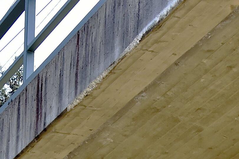 Der Kieslaster blieb an der Brücke hängen. Der Fahrer hatte vergessen, die Laderampe wieder einzufahren.