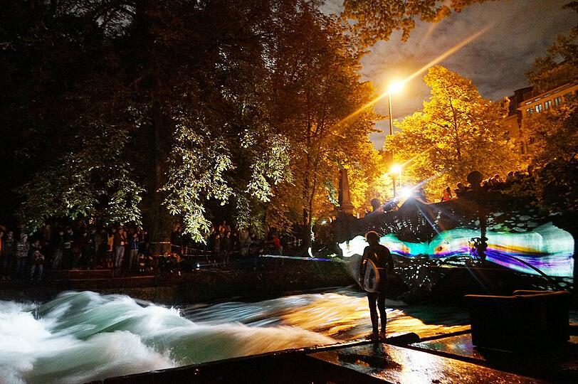 An der Eisbachwelle war eine Kunstinstallation mit Licht-Effekten zu bewundern.