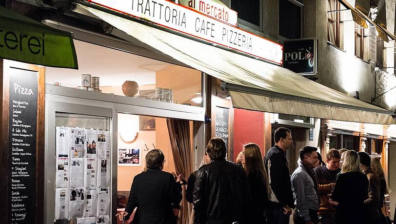 In der Trattoria "Luigi al Mervato" in der Prälat-Zistl-Straße in der Altstadt gegenüber der Schrannenhalle feierte am Samstag die Teitelbaum-Crew. In der Trattoria "Luigi al Mervato" in der Prälat-Zistl-Straße in der Altstadt gegenüber der Schrannenhalle feierte am Samstag die Teitelbaum-Crew.