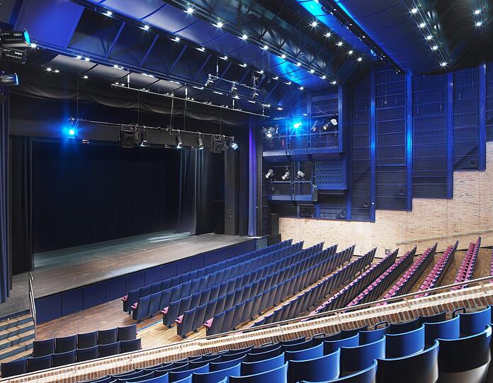 Der Carl-Orff-Saal im Gasteig ist eigentlich wegen seiner Akustik bei Musikern unbeliebt. Die Guckkastenbühne ist für Theater nicht tief genug, technisch eher mäßig ausgestattet und für zeitgenössische Formen wenig geeignet. Im Rahmen der vom Stadtrat noch nicht beschlossenen Sanierung soll der Raum eine variable Bühnenfläche erhalten, ein Teil der festen Bestuhlung wird ebenfalls veränderbar sein.