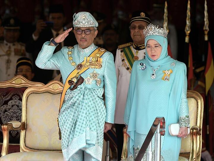 Malaysias neuer König Tengku Abdullah neben seiner Frau, Königin Tunku Azizah Aminah Maimunah.