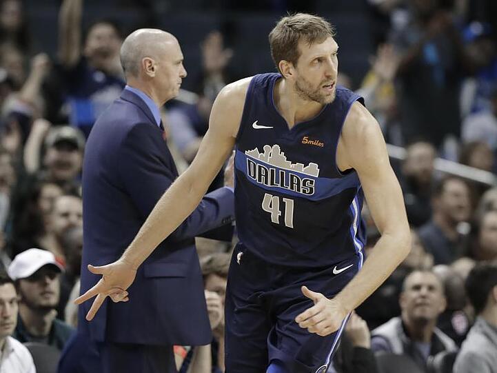 Dirk Nowitzki von den Dallas Mavericks freut sich über einen gelungenen Drei-Punkte-Wurf.