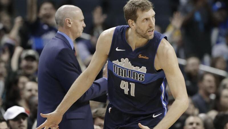 Dirk Nowitzki von den Dallas Mavericks freut sich über einen gelungenen Drei-Punkte-Wurf. Dirk Nowitzki von den Dallas Mavericks freut sich über einen gelungenen Drei-Punkte-Wurf.